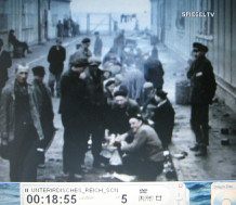 KZ
                          Dachau bei Kriegsende 06: Hftlinge kochen auf
                          der Strasse ihre Suppe