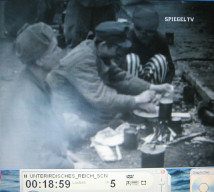 KZ Dachau
                          bei Kriegsende 07: Ein Hftling lffelt seine
                          Suppe