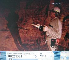 Doggerwerk bei Hersbruck
                          08: Tunnelwrter Heinz Rabe zeigt auf
                          Sprenglcher