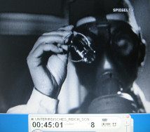 NS-Film
                          "Kampfstoffe" 03, Gasexperiment, Gas
                          wird in einen Glaskfig eingelassen