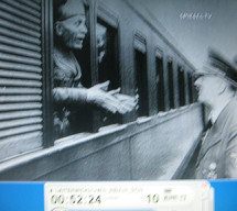 Wolfsschanze03, Mussolini schaut aus dem
                        Zugfenster, Hitler davor 01