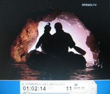 Eulengebirge 22
                        und 23, Jrgen Mller und Jacek Duszczak fahren
                        in einem Schlauchboot in einem berfluteten Gang
                        03