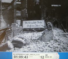 Heimatfront Berlin 09: Schild "Die
                          Kriegsstadt Berlin grsst den Fhrer!"