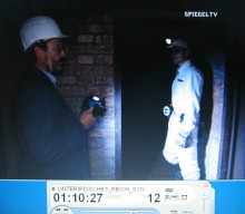 Bunkeranlage Dortmund 04, Ulrich
                          Reckinger steht in der Gasschleusentre
                          (Luftschutztre) und erzhlt