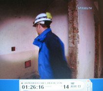 Obersalzberg-Berghof 30, Florian Beierl
                          in den Bunkerrumen von Bormann, der Raum ist
                          unten beige gestrichen, der Lichtschalter ist
                          in Kinderhhe angebracht