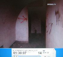 Obersalzberg-Berghof 53,
                          Bunkergang mit rotem Pfeil 02
