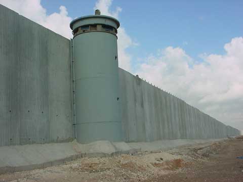 Mauer in Israel mit Wachtturm,
                  wall in Israel Palestine with watchtower
