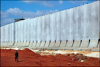 Mauer in Israel Palstina mit
                  Wachtturm, Rckseite; wall in Israel Palestine with
                  watchtower, rear side