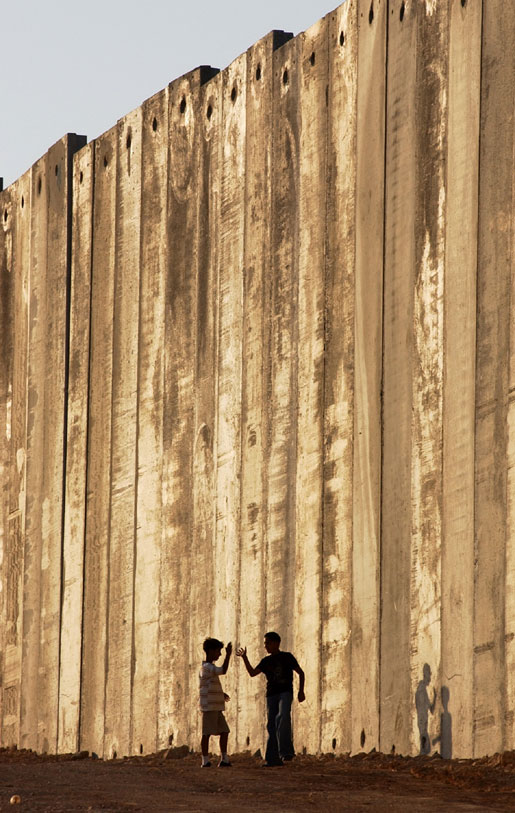 Mauer in Israel Palstina sehr
                  hoch, wall in Israel Palestine, very high