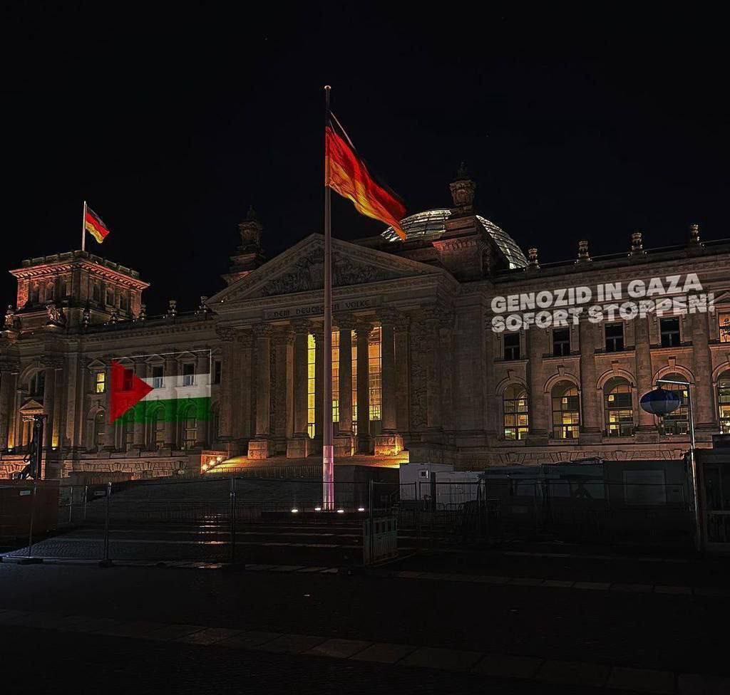 4R-Berlin 22.10.2023: Bundestag mit
                      Palstinenser-Fahne und mit der Forderung:
                      "Genozid in Gaza sofort stoppen"
