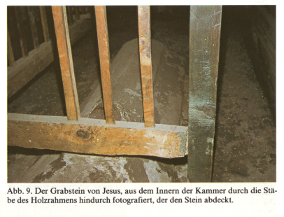 Jesusgrab "Rozabal"
in Srinagar (Kaschmir), Grabplatte, Sicht durch
den Holzrahmen Jesusgrab "Rozabal" in Srinagar
(Kaschmir), Grabplatte, Sicht durch den
Holzrahmen