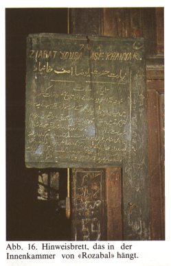 Jesusgrab "Rozabal" in Srinagar
(Kaschmir), die Hinweistafel an der Innenkammer Jesusgrab "Rozabal" in Srinagar
(Kaschmir), die Hinweistafel an der Innenkammer