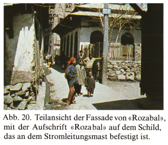 Das blaue Schild "Rozabal"
am Laternenpfosten vor dem Jesusgrab Das blaue Schild
"Rozabal" am Laternenpfosten vor dem
Jesusgrab