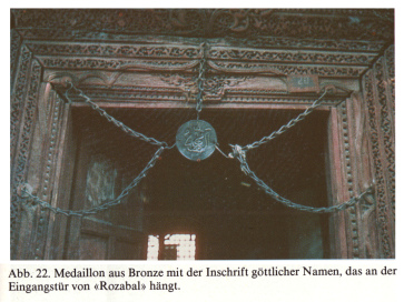 Jesusgrab "Rozabal" in Srinagar
(Kaschmir), Eingangstür mit Bronzemedaillon Jesusgrab "Rozabal" in Srinagar
(Kaschmir), Eingangstür mit Bronzemedaillon
