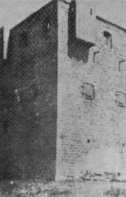 Marias Grab mit dem englischen Wehrturm von
                        1898