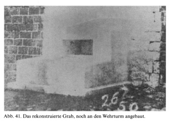 Das Maria-Grab restauriert am englischen
                        Wehrturm