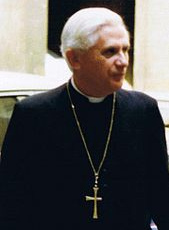 El Cardenal satanista Joseph Ratzinger el 12 de
                    Octubre 1988 en Roma, es un asesino de nios
