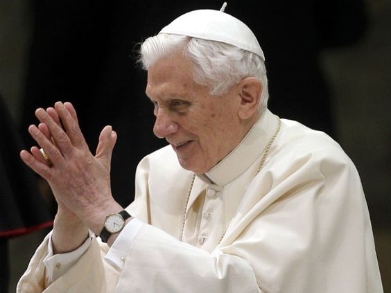 el cardenal Ratzinger como Papa Benedito en
                      febrero 2013, es un asesino satanista de nios
