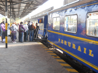 el tren de Poroy a Agua Calientes
                    cerca de Machu Picchu