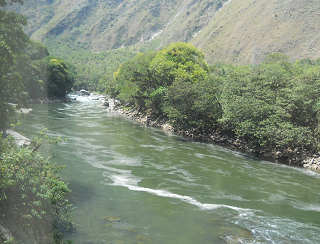 El ro Urubamba
                      contaminado con los desages de Cusco 04