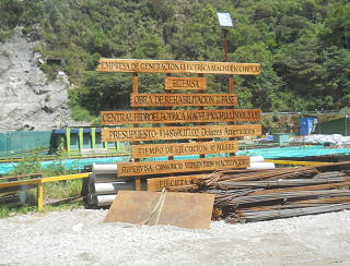 La
                      pequea central elctrica del ro en Agua
                      Calientes cerca de Machu Picchu