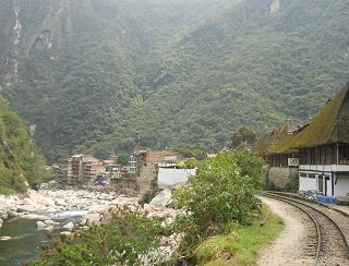 La entrada a Agua Calientes en Machu
                      Picchu, con el apestoso ro Urubamba, la cloaca de
                      Cusco