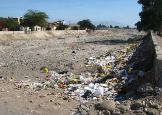 Montones de basura en
                    el cauce del ro Nasca en Nasca 02, 14-5-2010
