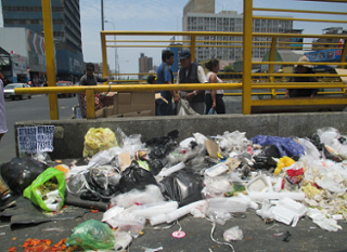 Montaa de basura en la
                    acera de la avenida Grau en Lima, 7-2-2019 - as se
                    comportan caclicos porque en la biblia falta la
                    palabra "contenedor"