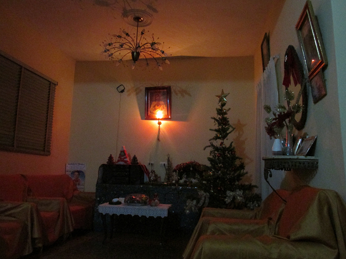 Un saln de una casa catlica extremista se
                  convierta como una iglesia catlica, con luz roja, por
                  ejemplo, p.e. en Lima Dueas, Per - es un HORROR