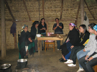 Temuco Cholchol, el interior de la ruca
                  con mapuches