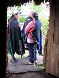 Temuco Cholchol, mapuches en la entradade
                  la ruca