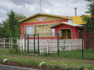 Temuco Cholchol,
                  casa vivienda de los mapuches 01 con una estacin de
                  radio