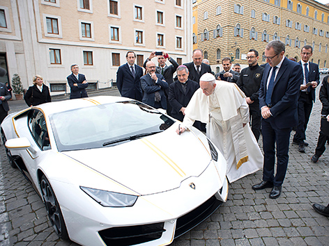 El Papa gay satanista con un Lamborghini - de
esa manera la logia P2 celebra su existencia
criminal El Papa gay satanista con un
Lamborghini - de esa manera la logia P2 celebra su
existencia criminal