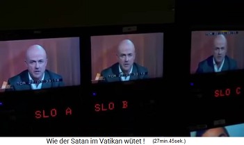 Gianluigi Nuzzi in einer TV-Show pr�sentiert die
                Dokumente �ber die kriminellen Machenschaften im Vatikan
                2