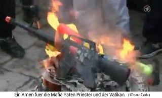 Palermo: Sacerdote Don Paolo Turturro
                    quemando armas: armas infantiles son quemados cada
                    mes