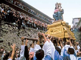 La madonna
                      [de fantasa] de Polsi con un beb [de fantasa] y
                      con coronas imperiales, la estatua es llevada por
                      hombres