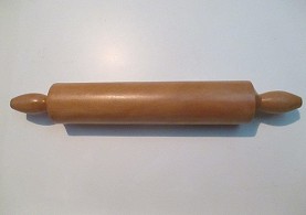 Naturmedizin von Mutter Erde: Man schiebt eine kleine K�chenrolle zwischen R�cken und Matratze und schiebt die Rolle alle 30 Sekunden um 1 Wirbel nach oben, um die Bandscheiben auszugleichen