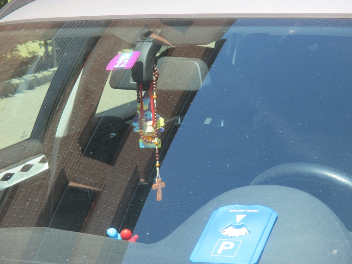 BMW LÖ HD 895 hat viele Sachen am
Innenspiegel hängen, u.a. ein Jesus-Fantasie-Kreuz BMW LÖ HD 895 hat viele Sachen am Innenspiegel
hängen, u.a. ein Jesus-Fantasie-Kreuz