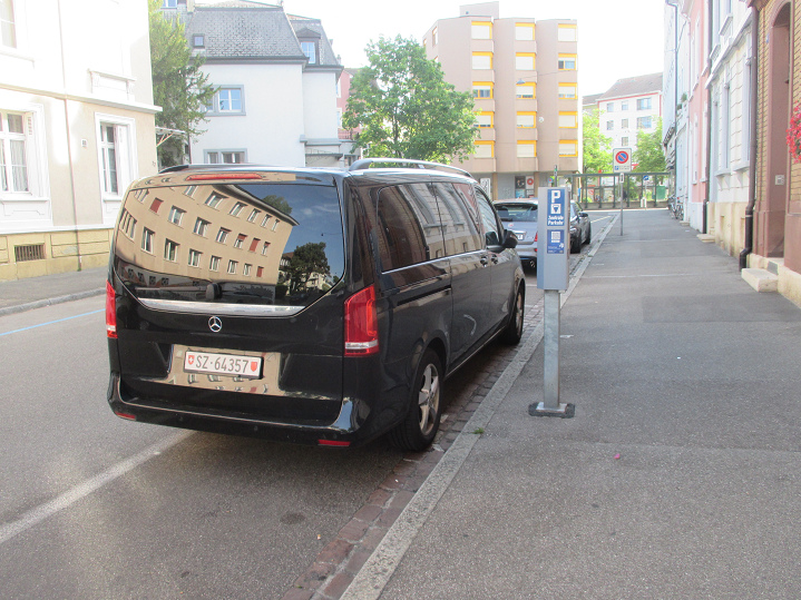 Mercedes Combi in Schwarz aus dem Kanton
Schwyz mit der Autonummer SZ 64357 Mercedes
Combi in Schwarz aus dem Kanton Schwyz mit der
Autonummer SZ 64357