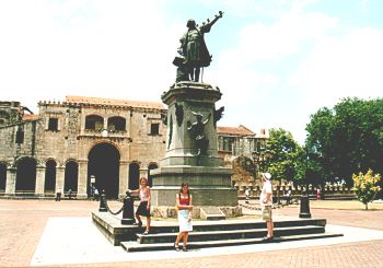 Statue of Columbus in Santo
Domingo / Holy Sunday in the Columbus Park Statue of Columbus in Santo Domingo /
Holy Sunday in the Columbus Park