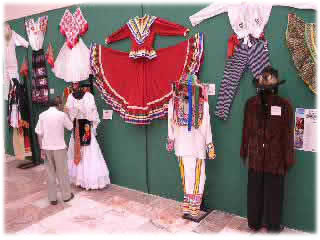 Yucatan: Chetumal:
                            exhibition of traditional clothes of the
                            Maya