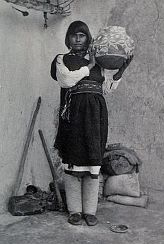 Acoma-Pueblo-Ureinwohnerin mit Tpferei