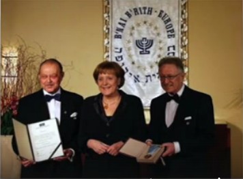 Foto: Frau Mossad-Merkel bekommt einen Preis
der zionistischen Bnei-Brith-Loge Foto: Frau
Mossad-Merkel bekommt einen Preis der zionistischen
Bnei-Brith-Loge