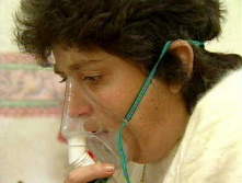 Asthma (hier eine
Asthma-Betroffene mit Atemgerät) bildet sich je
nach Blutgruppe verschieden aus. Blutgruppe A
mit viel Schleim im Nasen-Rachen-Raum ist
besonders gefährdet. Asthma (hier eine
Asthma-Betroffene mit Atemgerät) bildet sich je
nach Blutgruppe verschieden aus. Blutgruppe A
mit viel Schleim im Nasen-Rachen-Raum ist
besonders gefährdet.