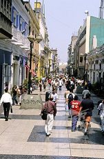 Farbiges Leben regt den Geist
an, z.B. in einer farbigen Fussgängerzone
wie in Lima Farbiges Leben regt den Geist an, z.B.
in einer farbigen Fussgängerzone wie in
Lima
