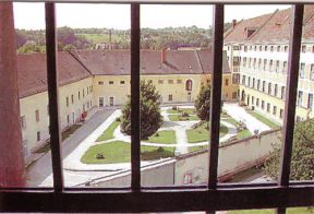 Der Gefängnishof
(Spazierhof) des Gefängnisses (Justizanstalt)
von Garsten (Österreich), mit Rasen, Bänken
und Wegen in anregender Kreisform (Mandala),
mit kleinen Blumenbeeten. Der
Gefängnishof (Spazierhof) des Gefängnisses
(Justizanstalt) von Garsten (Österreich), mit
Rasen, Bänken und Wegen in anregender
Kreisform (Mandala), mit kleinen
Blumenbeeten.