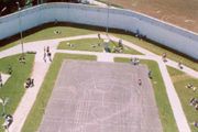 Der Gefängnishof von
Stuttgart-Stammheim verfügt über ein
Spielfeld. Die Gefängnispsychologie scheint
noch auf die "Abreaktion" von
Energie, statt auf geistiges Training und
Umpolung der Ausrichtung zu setzen. Der Gefängnishof von
Stuttgart-Stammheim verfügt über ein
Spielfeld. Die Gefängnispsychologie scheint
noch auf die "Abreaktion" von
Energie, statt auf geistiges Training und
Umpolung der Ausrichtung zu setzen.