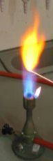 Die
weiss-gelb-orange Flamme bei der
Verbrennung von Natrium Die
weiss-gelb-orange Flamme bei der
Verbrennung von Natrium