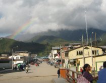 Die Farbe als Geist sehen wir z.B. im
Regenbogen, hier ein Beispiel aus dem
Regenwald von Peru in Oxapampa (2008) Die Farbe als Geist sehen
wir z.B. im Regenbogen, hier ein Beispiel aus
dem Regenwald von Peru in Oxapampa (2008)