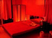 Rotzimmer, rotes Zimmer: Menschen mit
                        schweren psychischen Blockaden werden im
                        Rotzimmer deblockiert